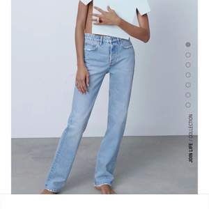 Jag säljer mina ljusa snygga raka zara jeans som nästan inte är använda i storlek 34! Skriv till mig för frågor eller fler bilder!