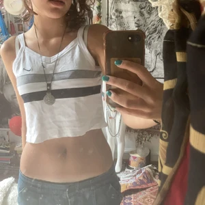 Nike linne - Unikt nike linne i superhäftigt mjukt material! Har ingen storlek på sig men skulle säga att den passar alla storlekar från XS-L! Själv är jag en XS/S. Skriv om ni har några funderingar❤️