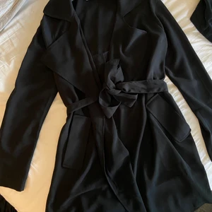 Svart kappa - Super fin vår/sommar kappa från BikBok i storlek XS! Säljer pga att den inte kommer till användning längre! 🖤