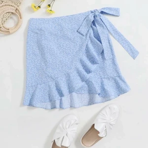 Blå kjol - Säljer min fina omlott kjol från SHEIN som är använd max 2 gånger, säljer kjolen då jag använder den sällan och vet att någon annan blir mycket mer gladare över kjolen. Den är i storlek M