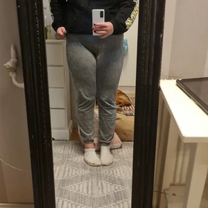 Cubus mjukisbyxor, strl L - Gråa mjukisar från cubus i strl L. Bekväma  att ha på sig men finns inge snöre i midjan