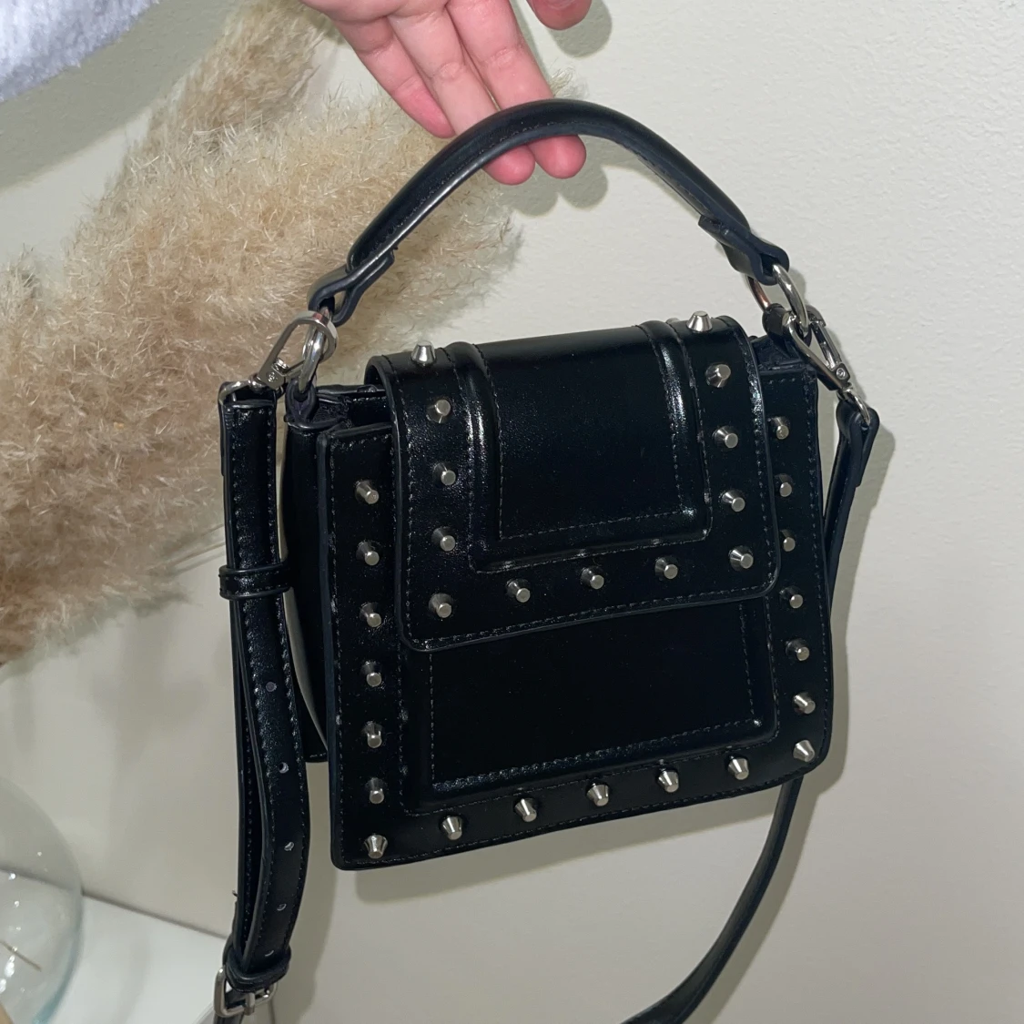 Minicityvöska med nitar från Zara - 90