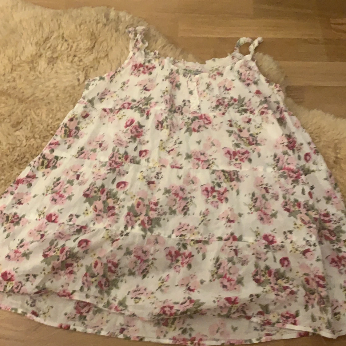 Ett linne med blommor på storlek 158/164