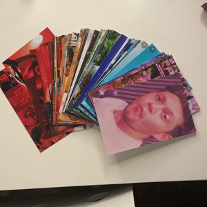One direction photowall - Råkade köpa dubbelt med foton till min fotovägg så säljer därför korten här! Det är ett rengnbågs tema men 80 st bilder, jag har fler foton på bilderna även hur de ser ut när de är uppsatta på väggen så skriv bara om vi vill ha fler bilder. Köpte bilderna för 2,5 kr st (200kr)
