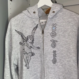 One of One Grey Angel - Köpte tröjan på One of One’s Popup store i Stockholm sommaren 2020, använt tröjan ett par gånger men den är iprincip i nyskick. Cond 9/10, Storlek: Small                                         KOM DM