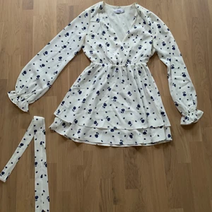 Donna Rommina x NA-KD  - Supersöt klänning ifrån kollektionen Donna Rommina x NA-KD. Använd två gånger och älskar verkligen den, men kommer inte till användning mer. 