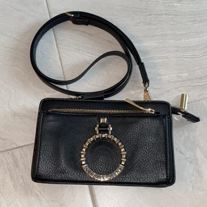 Det e en Versace jeans väska  - Den e bara använd 3 gånger,den va inte min stil av väska original priset e 6000kr men jag säljer den för 4500kr det fins 2 plombokar elr vad man du säger men det fins 2 Ställen  man kan förvara dina saker i ❤️☺️ vi kan prata om priset om ni vill❤️☺️