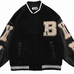 College jacka  - En helt ny oanvänd collage jacka köpt för 895 kr och säljs då jag fick en likadan i present aldrig använd och passar perfekt i storleken behöver den fraktas står köparen för frakten annars kan jag mötas i stockholm💙💙 BUDA!! Budet startar på 350 eller köp den direkt för 700