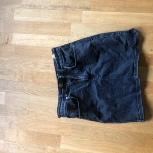 Kort kjol  - söt kort kjol jag inte har någon användning av längre, pris kan diskuteras 