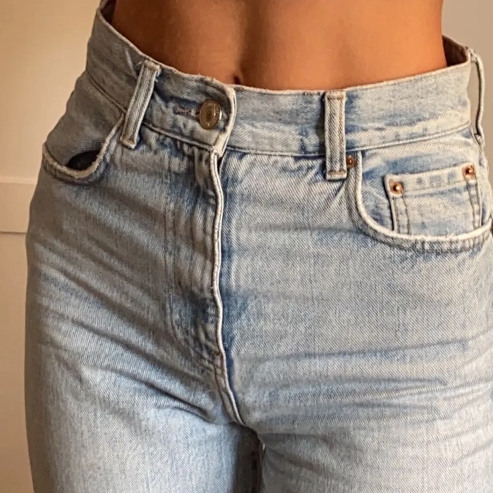 Mom jeans från Gina tricot. Väldigt sköna, välanvända men inga defekter! Alldeles för korta för min smak på mig (jag är 177cm) och vill rensa garderoben så säljer billigt. Frakten ligger på 50kr 💓💓. Jeans & Byxor.