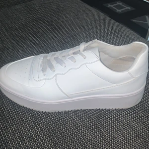 Vita sneakers! - Nu kommer jag att sälja dessa vita sneakers! Använda en gång.. lite smutsiga men inget man ser på längre håll.. köpta för 399 kr. Storlek 40,säljer pågrundav att jag inte använder dem! Sparsamt använda.