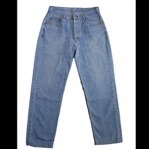 LEVI'S 501, hög midja [J019]  - Levi’s 501 high waist jeans                                 Light Blue Wash, Good Condition, Size 31/29, 349sek                                                 Measurements: Waist: 40 cm, Outseam: 103 cm, Inseam: 73 cm, Leg Opening: 19,5 cm             Skickas inom 24h, samfrakt är möjligt, 14 dagars retur.                                                                    Regler & villkor i våran beskrivning!                       För fler bilder eller övriga frågor, skriv gärna!  