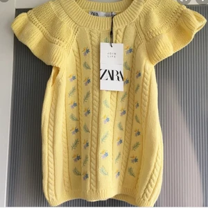 Zara topp - Intressekoll på den jättefina toppen från zara. Från förra året så finns inte längre kvar att köpa, men i mycket bra skick. Lånad bild kan fixa egna bilder snart. Säljer endast vid bra bud. Det är storlek L men funkar bra på mig som är en xs/s så funkar mellan S-L typ