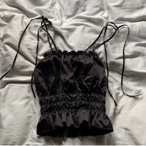 Zara topp - Säljer denna super fina svarta satin toppen i storlek M, passar S också. Knappt använd, super bra skick. Säljs inte längre 💕💕