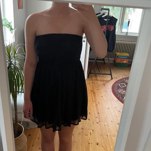 Kort svart klänning - En cool svart klänning som jag säljer pga den är för liten. Använd en gång