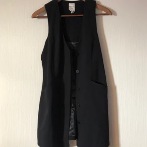 Väst - Lång svart väst från monki. Storlek xs men är overzie så passar även andra storlekar. Priset kan diskuteras. Skicks gärna ett meddelande vid frågor!