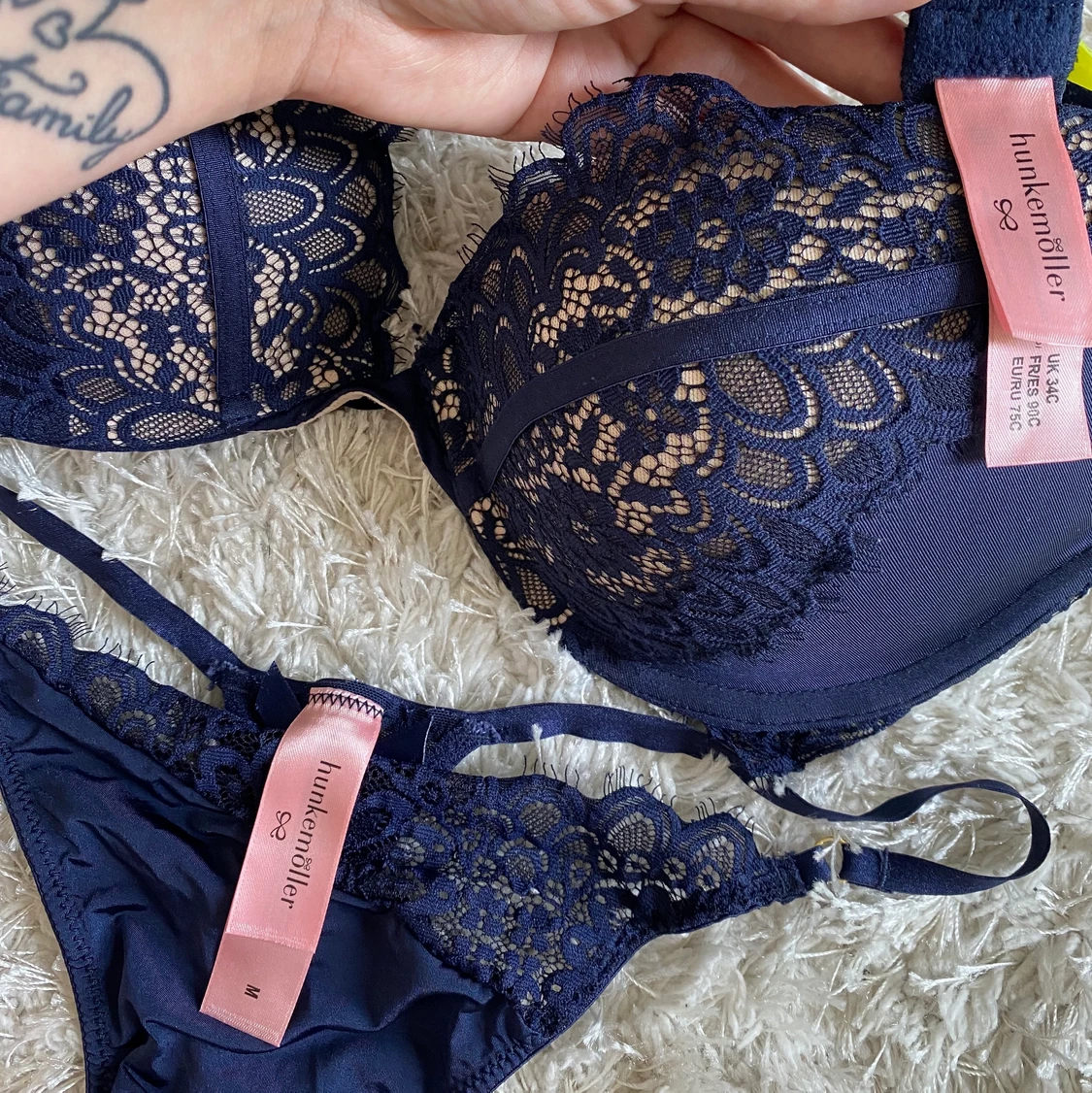 Marinblått Hunkemöller set, bh & string. - 90