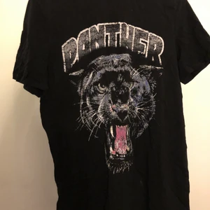 Tröja  - En svart tröja med panter tryck ifrån nly trends i stl s.