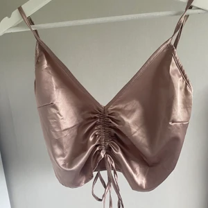 Satin topp, chiquelle - Satin topp från chiquelle använd 1 gång, storlek S. Nypris 299 kr, mitt pris 99 kr + frakt