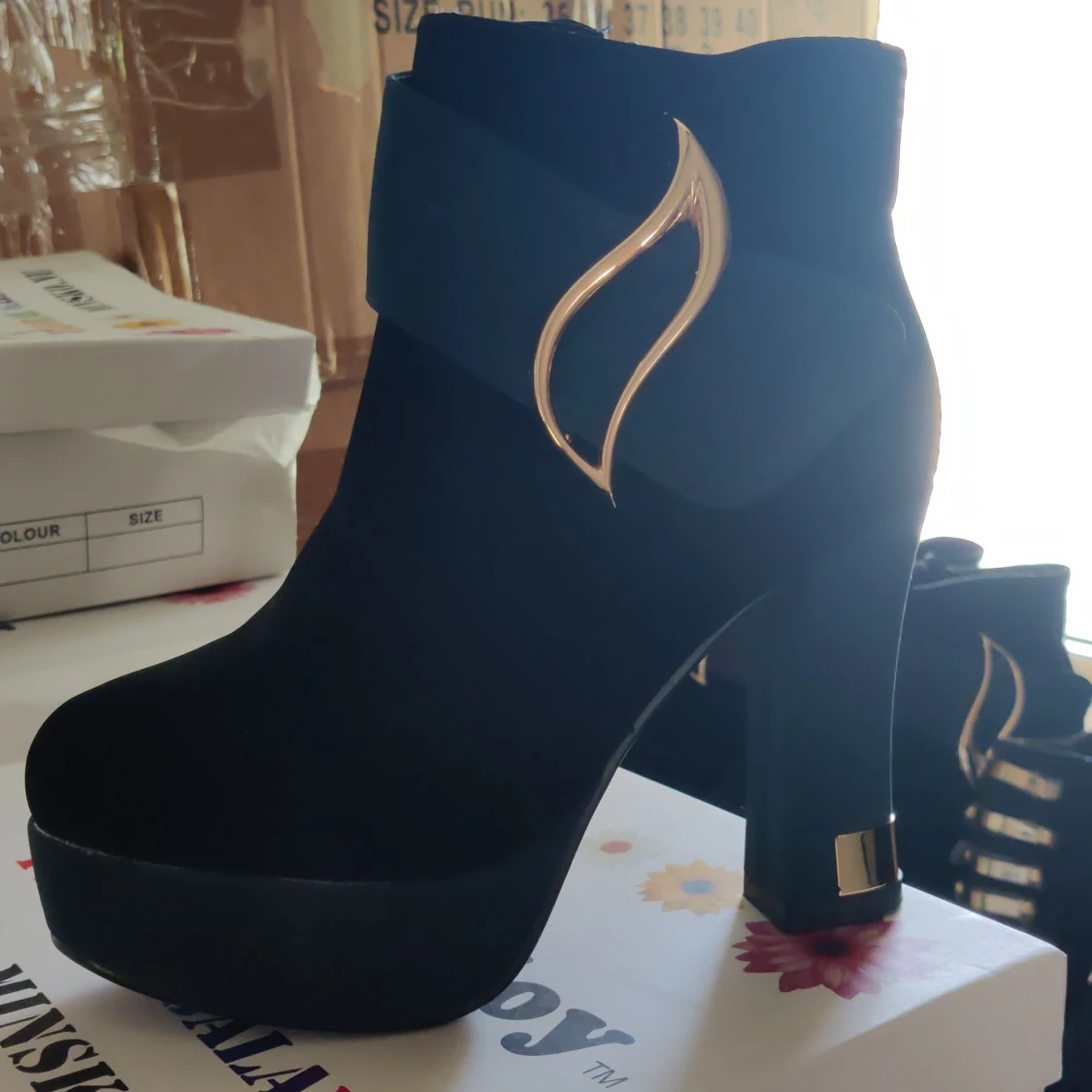 Svart/mörkblå/grön högklackade skor med guld detaljer