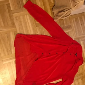 Blus - Röd genomskinlig blus från mbym andvänd en gång 