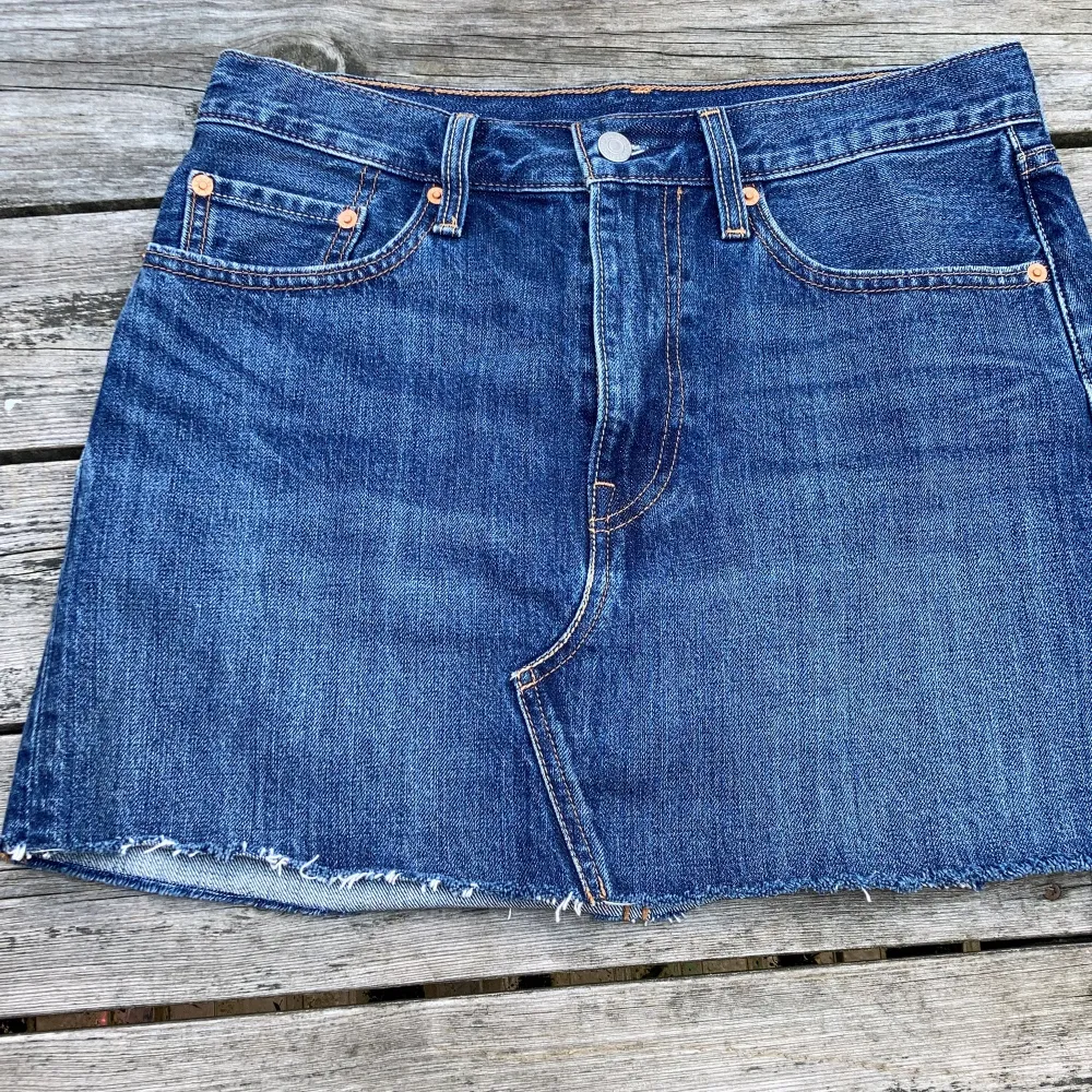 Kort Levis jeans kjol mörk blå. Märkt storlek 28. Mått över midjan 39. Längd 38 cm. Passar inte så inga andra bilder. Frakt tillkommer 70kr  kan pruta☺️. Kjolar.