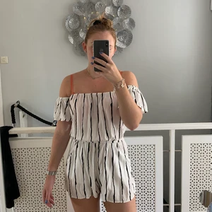 Sötaste playsuiten - Måste tyvärr sälja denna playsuit då den blivit för liten, otroligt fin o söt. Stl 34. Man kan ha den på olika sätt med armarna, antingen som jag har på bilden eller så stoppar man in de. Säljer för 100 kr inkl frakt, pris kan alltid diskuteras 