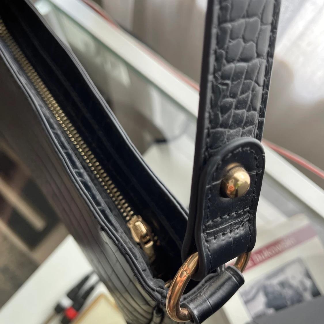 Axelväska/baguette bag, svart/guld,  - 91