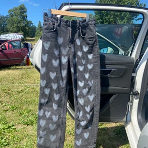 Custom jeans - Jenas med spray färgade hjärtan och kryss