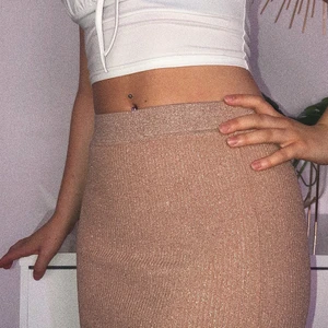 GLITTRIG KJOL FRÅN BIKBOK - Nästan som ny!                                                                  Storlek - XS (passar mig som vanligtvis har S och M på kjolar, jeans och byxor).                                               Fraktkostnad: Spårbar leverans blir 50kr.                                                                                 Meddela mig om ni inte behöver spårbar leverans. Meddela även mig för frågor och fler bilder🌸.                                                    Säljer även gymshark kläder, en north face jacka och söta toppar… så kolla gärna in mina andra annonser :)