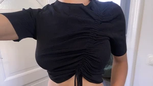 Ruched top!  - Storlek M. Svart top som kan bli mer croppad eller utdragen. 