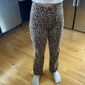 Leopard mjukis byxor  - Ett par jätte fina mjukisbyxor, jätte sköna och i bra skick bara att snörre inte finns kvar. Kan skickas vart som men den som köper står för frakt 📦 