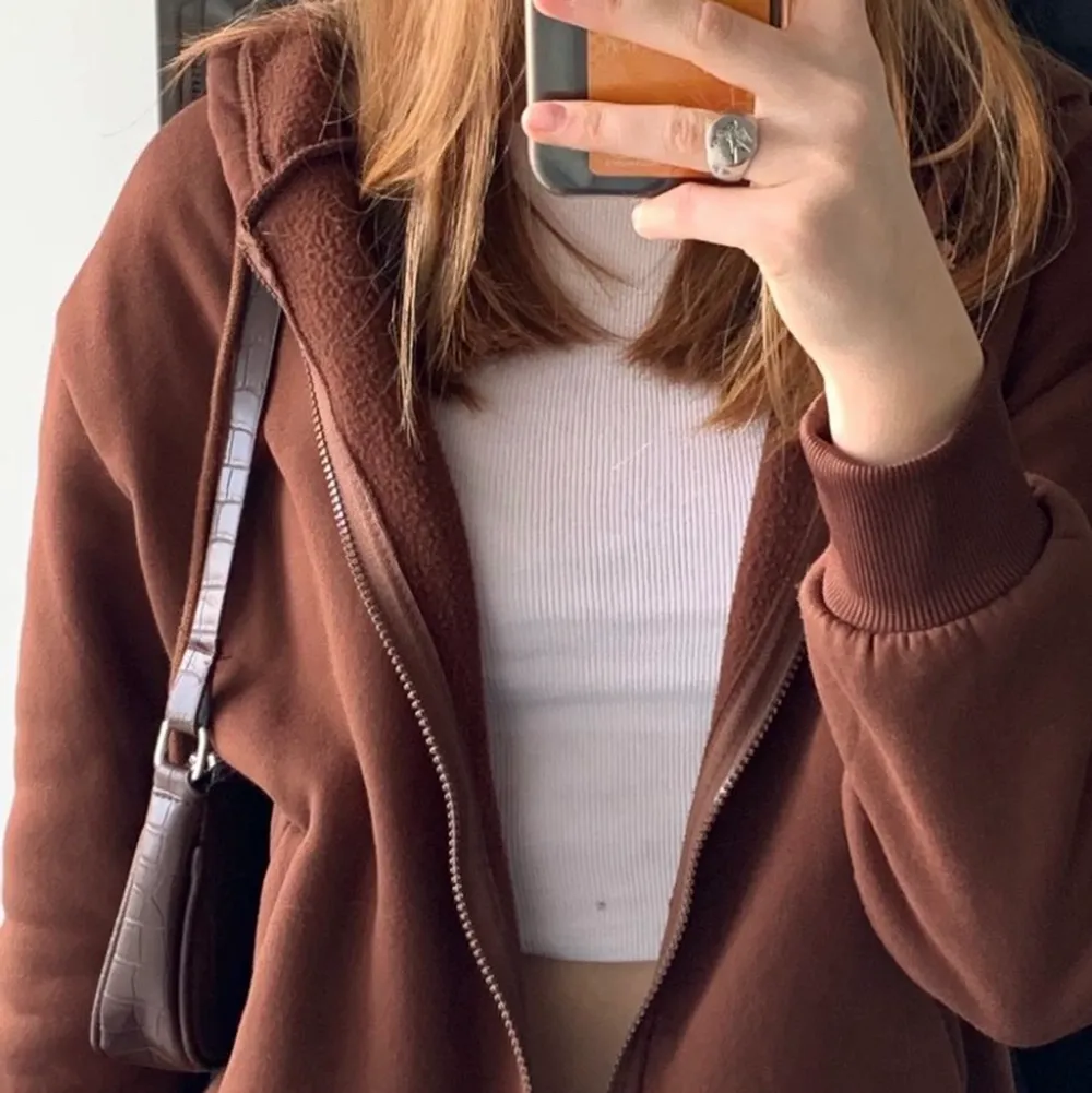 Jättefin brun zip up hoodie ifrån Shein 🤍 snörerna är borta men hoodien är bara använd 1 gång och inte sliten alls!!🤍 (frakten ingår inte). Hoodies.