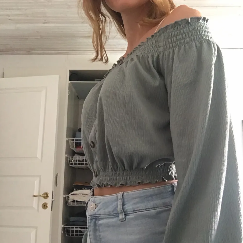 En långärmad offshoulder top med knappar framtill från HM. Den är i storlek S och är i princip oanvänd. Köparen står för frakt 🥰. Toppar.