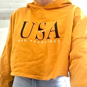 Gul hoodie  - Hoodie från Hm i en jättefin gul färg. I storlek S med tryck på. Köparen står för frakt🥰