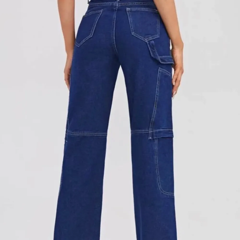 Säljer dessa skit snygga jeans då de inte längre passar mig!! Verkligen så snygga och köpa här på plick ❤️❤️🥺 passar bäst en s eller xs!!. Jeans & Byxor.