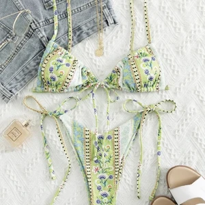 Bikini, Blommig Boho - Säljer denna supersnygga bikini från SHEIN för 90kr (exk frakt), kostar egentligen 110kr. Helt ny och orörd, supersnygg! Säljer endast pga att storleken S var lite för liten för mig. Det är bara höra av sig om mer bilder eller frågor🌸💕🎉
