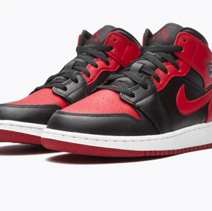 Air Jordan 1 Mid banned  - Använda men fortfarande bra skick, som du ser på bilderna. Har även kvar kartongen som du kan få med! 