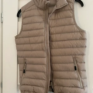 Beige väst - Intressekoll på min beiga väst i storlek S