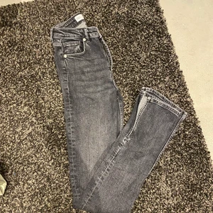 zara jeans  - säljer dessa populära zara jeansen i st 38, dem är använda men är i ok skick , snygga jeans med slits längst ner på jeansen, hoppas att dem kommer för användning hos någon annan:) 250kr men pris kan diskuteras och köparen står för frakten ;) 
