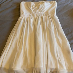 Axelbandslös Klänning - Axelbandslös klänning, något tjockare. Dragkedja på baksidan. Storlek 40 men passar S-M. Fint skick, sparsamt använd. Köparen står för frakten. 