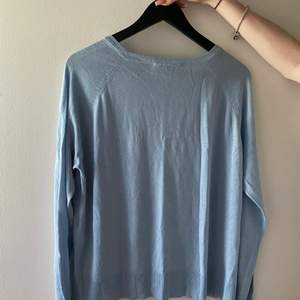 En blå tröja från zara i storlek L. Passar även en M.