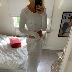 Långärmad tröja med öppen rygg strl s - Säljer denna långärmade tröja med öppen rygg! Den är inte så genomskinlig utan jag har bikini under!