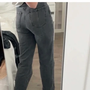 Jeans - Säljer dessa super snygga gråa jeans från zara då dem tyvärr är lite stora på mig😕❤️ (lånad bild)
