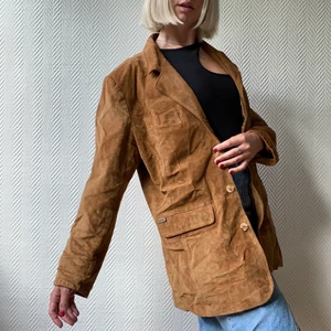 Kavaj i mocka  - Kavaj i varm, brun mocka med fickor och knappar! 🌷 frakt tillkommer!