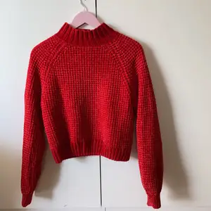 En röd tjocktröja kan ha den på vintern och hösten om man inte gillar att ha tröjor med lite längre kragar brukar jag vicka ner kragen ser lika fint ut. 