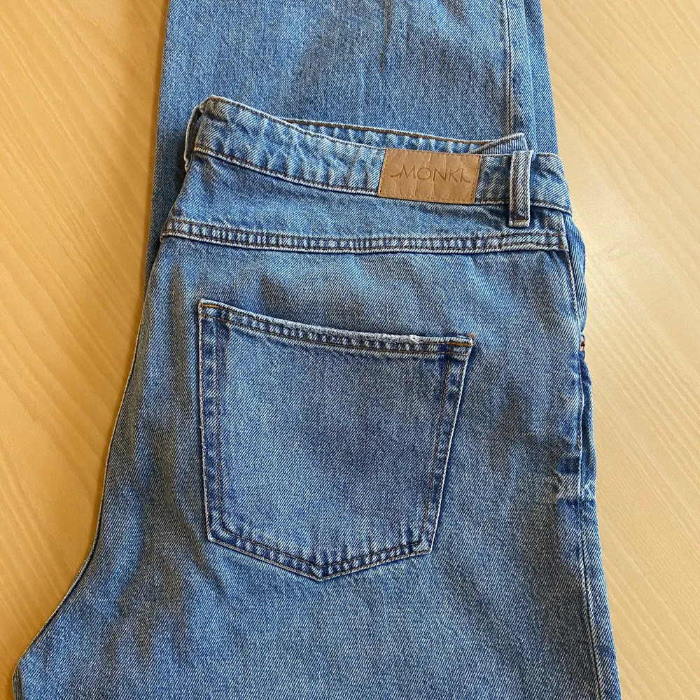 Ett par jättesköna och snygga jeans från Monki, säljer endast pga av att dom inte längre är i min storlek. Dom är i modellen Mozik, wide leg och mid waist. Storlek 34 (tror det är runt EU46). . Jeans & Byxor.
