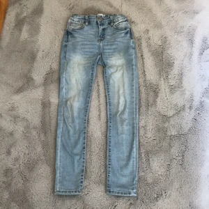 Ljusblåa skinny jeans - Säljer dessa ljusblåa skinny jeansen för 75 kr. Jag köpte dom för 150kr på Lager 157. Jeansen har resor i midjan och fickor både fram och bak. Har använt jeansen ganska mycket med dom är fortfarande i bra skick.