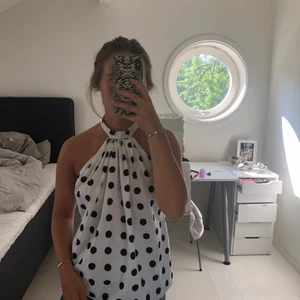 Halterneck topp - Fin halterneck topp perfekt till sommaren💕den har en liten fläck men det syns inte. Tröjan är slutsåld 