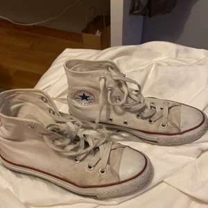 Converse - Säljer dessa snyggingar, Stolek 36,5 men sitter perfekt för mig som är 37. Skorna är skitiga på bilden men kan garantera att dom kommer va betydligt mer vita vid evt köp! Nästan som nya💞 